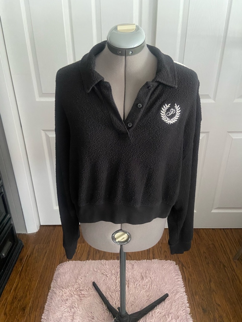 PINK Victoria's Secret Black Cropped Pullover with Crest